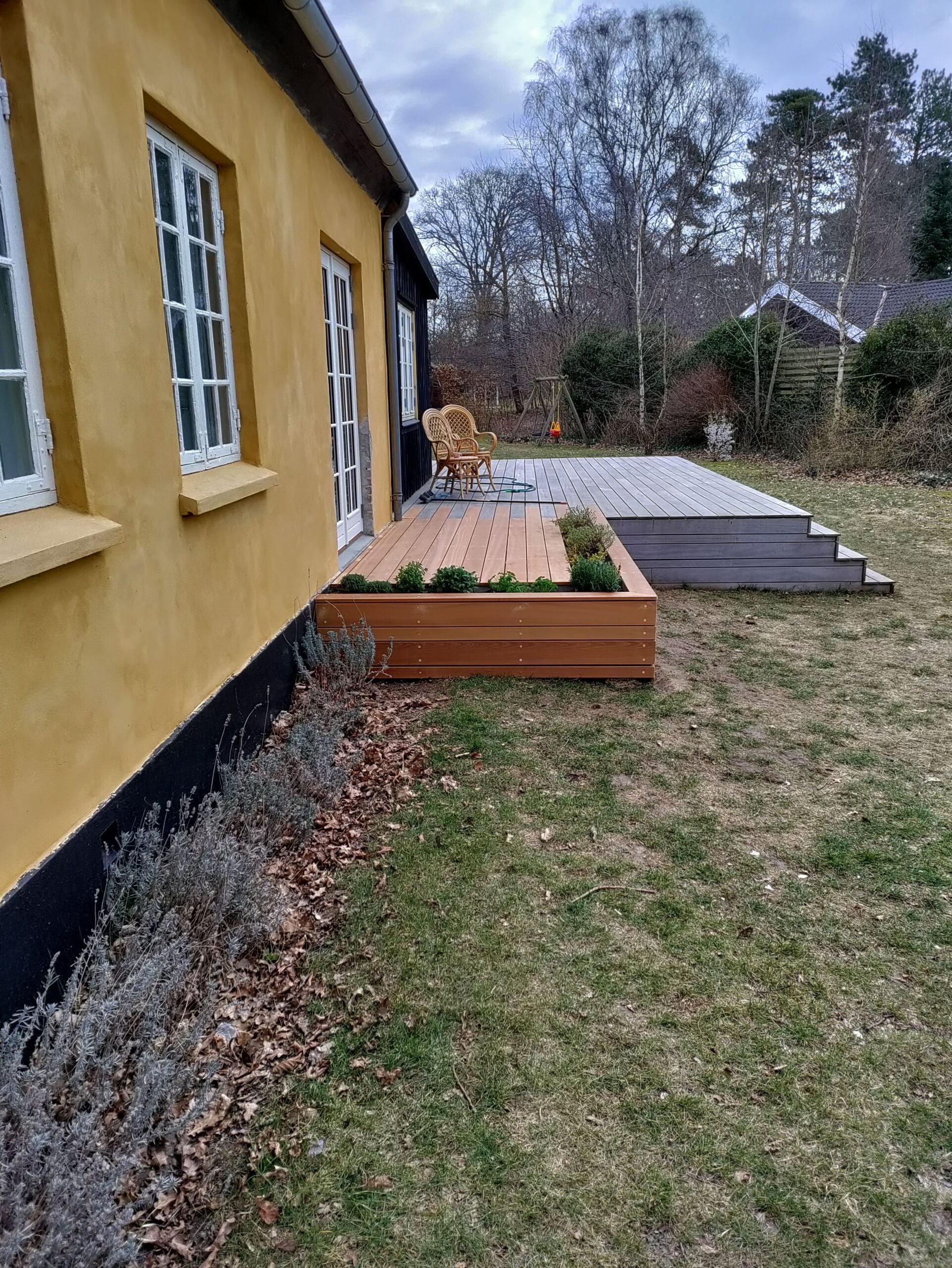  Ny Guariuba terrasse lavet på eksisterende med indbygget plantekasse