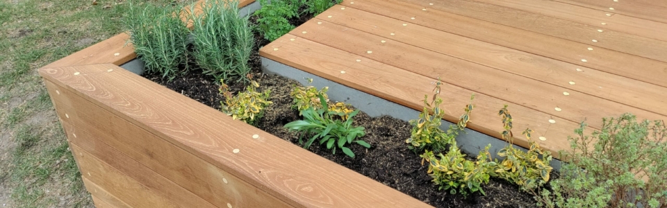 Ny Guariuba terrasse lavet på eksisterende med indbygget plantekasse