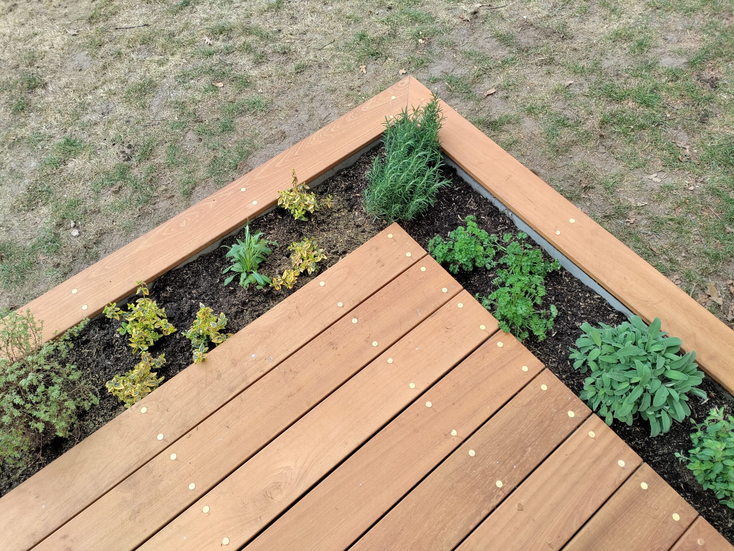  Ny Guariuba terrasse lavet på eksisterende med indbygget plantekasse